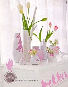 Singstars in der LIVING AT HOME Verwandlungsfähig: Nicht nur an der Wand, auch auf Möbeln macht anna wand® sich schmuck. Hier mit unseren „Singstars” M in Hellrosa.