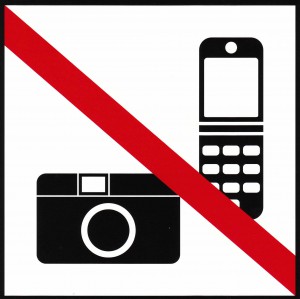 No_pics Am Promi-Strand nicht so gern gesehen, am Design-Stand ebenfalls: Kameras. Dieser Aufkleber gehört zum Messe-Equipment, eine klasse Initiative der Messe Frankfurt „against copying“.