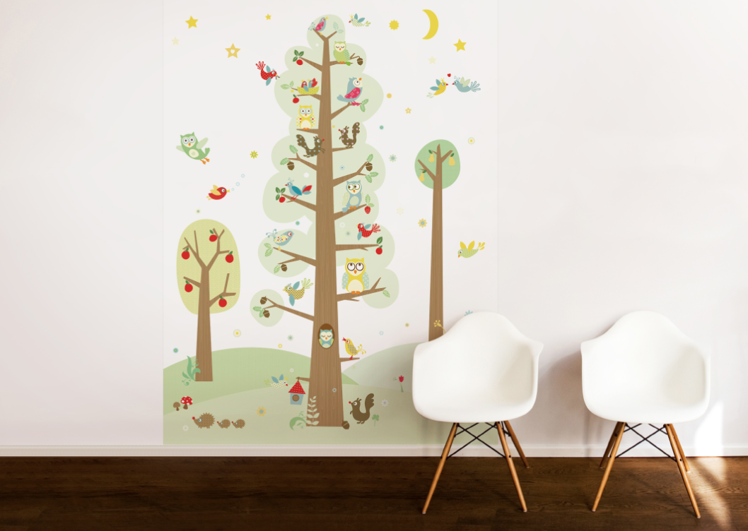 Das Tapetenwandbild „Funny Forest” in den Maßen 186 x 270 cm besteht aus vier Bahnen und kostet 199 €.